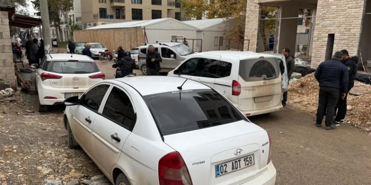 Beton bariyere çarpan otomobil devrilip sürüklendi, kaza anı kamerada