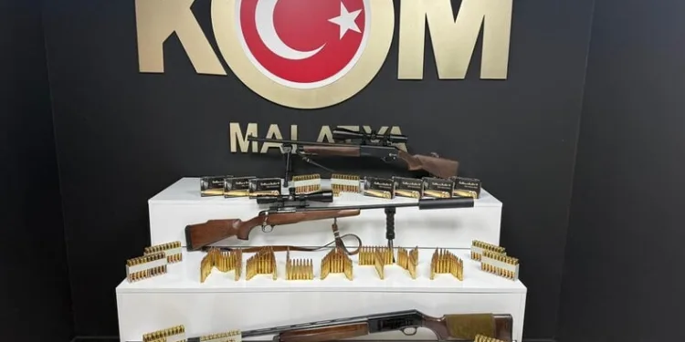 Beton bariyere çarpan otomobil devrilip sürüklendi, kaza anı kamerada