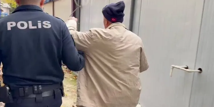 Beton bariyere çarpan otomobil devrilip sürüklendi, kaza anı kamerada