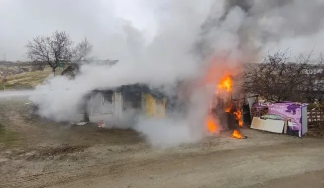 Beton bariyere çarpan otomobil devrilip sürüklendi, kaza anı kamerada