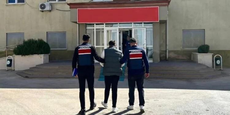 Beton bariyere çarpan otomobil devrilip sürüklendi, kaza anı kamerada