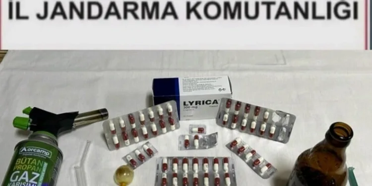 Beton bariyere çarpan otomobil devrilip sürüklendi, kaza anı kamerada
