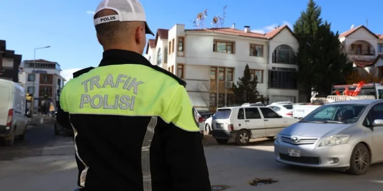 Yolcu otobüsü ile traktör çarpıştı: 1 yaralı