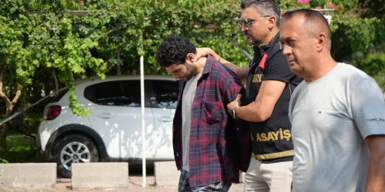 Yolcu otobüsü ile traktör çarpıştı: 1 yaralı