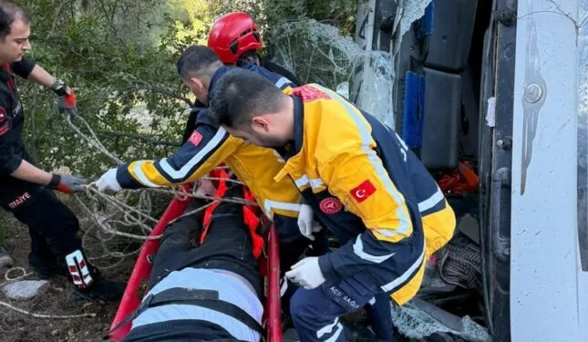 Yolcu otobüsü ile traktör çarpıştı: 1 yaralı