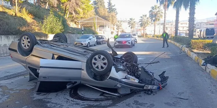 Yolcu otobüsü ile traktör çarpıştı: 1 yaralı
