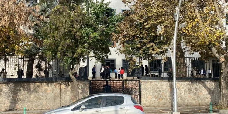 Esenyurt’ta birlikte yaşadığı kadını kafasından vurarak öldüren zanlı hakim karşısına çıktı