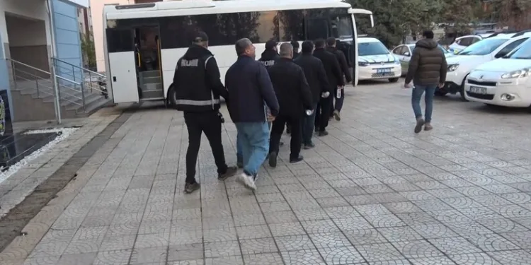 Esenyurt’ta birlikte yaşadığı kadını kafasından vurarak öldüren zanlı hakim karşısına çıktı