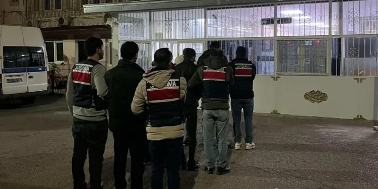 Mardin’de park halindeki araca çarpan otomobil sürücüsü yaralandı