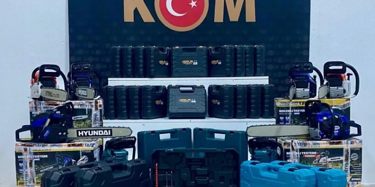 İzmir’de kaçakçılık operasyonu: 3 tutuklama