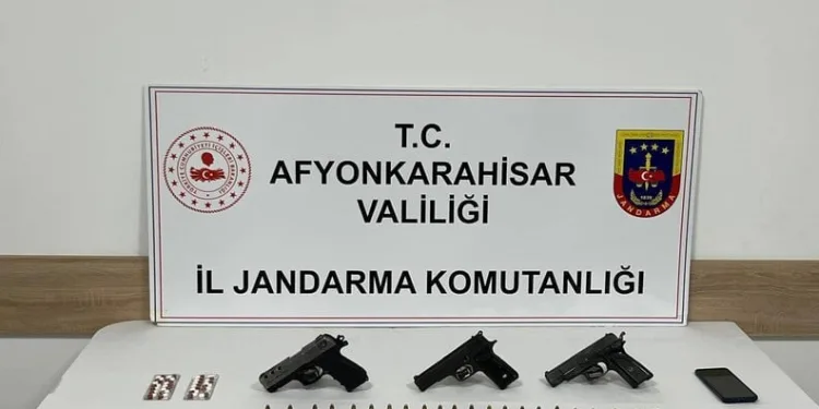 İzmir’de kaçakçılık operasyonu: 3 tutuklama