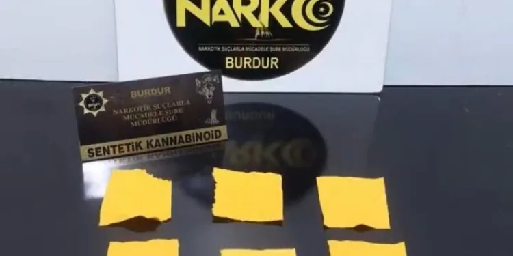 Yolun karşı tarafına geçmek isterken 2 aracın çarptığı adam hayatını kaybetti