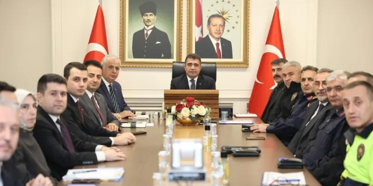 Yolun karşı tarafına geçmek isterken 2 aracın çarptığı adam hayatını kaybetti