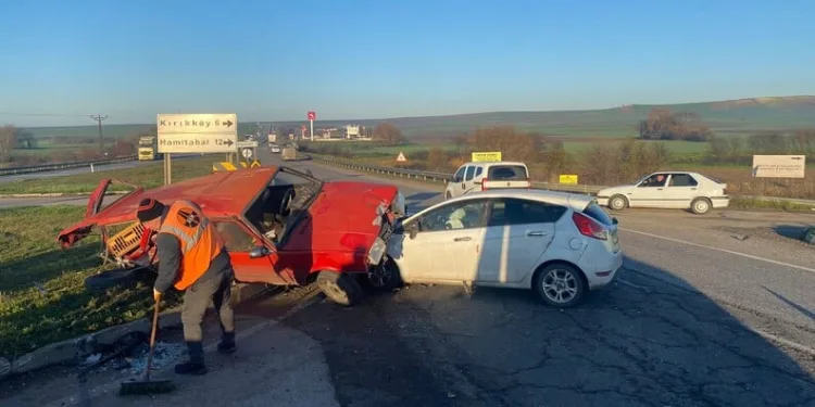 Yolun karşı tarafına geçmek isterken 2 aracın çarptığı adam hayatını kaybetti