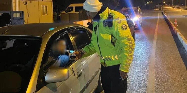 Yolun karşı tarafına geçmek isterken 2 aracın çarptığı adam hayatını kaybetti
