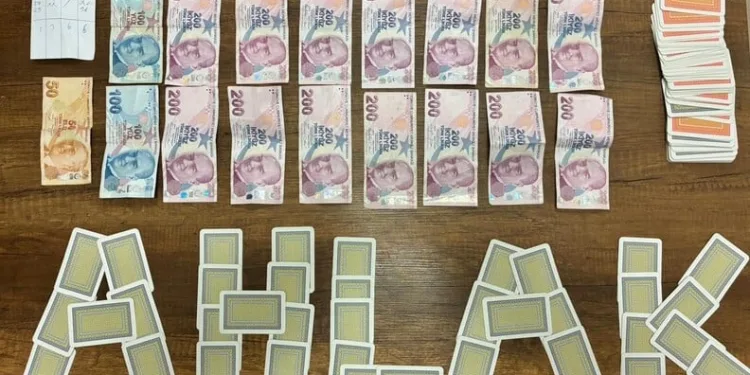 Yolun karşı tarafına geçmek isterken 2 aracın çarptığı adam hayatını kaybetti