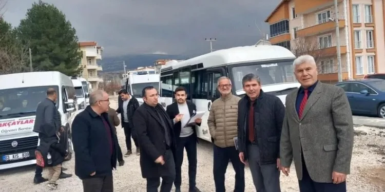 Yolun karşı tarafına geçmek isterken 2 aracın çarptığı adam hayatını kaybetti
