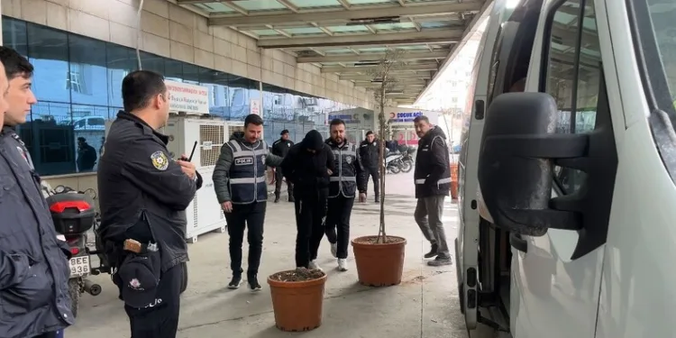 Yolun karşı tarafına geçmek isterken 2 aracın çarptığı adam hayatını kaybetti