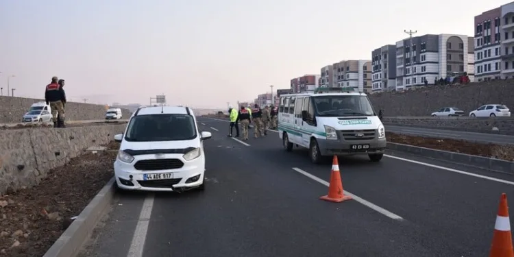 Yolun karşı tarafına geçmek isterken 2 aracın çarptığı adam hayatını kaybetti