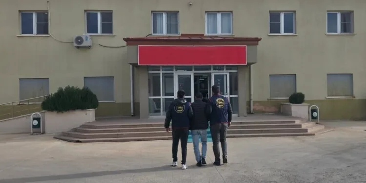 Yolun karşı tarafına geçmek isterken 2 aracın çarptığı adam hayatını kaybetti