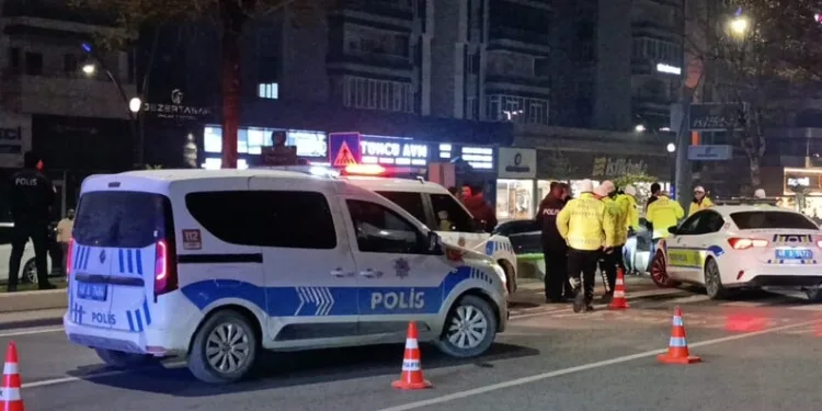 Yolun karşı tarafına geçmek isterken 2 aracın çarptığı adam hayatını kaybetti