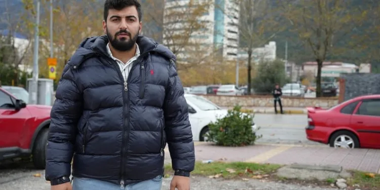 Yolun karşı tarafına geçmek isterken 2 aracın çarptığı adam hayatını kaybetti