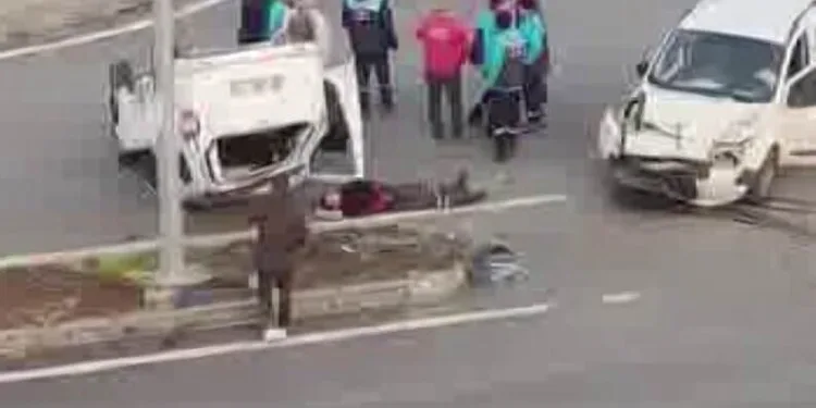 Yolun karşı tarafına geçmek isterken 2 aracın çarptığı adam hayatını kaybetti