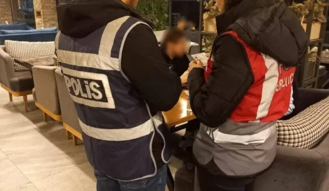 Yolun karşı tarafına geçmek isterken 2 aracın çarptığı adam hayatını kaybetti