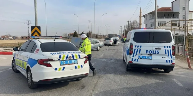 Yolun karşı tarafına geçmek isterken 2 aracın çarptığı adam hayatını kaybetti
