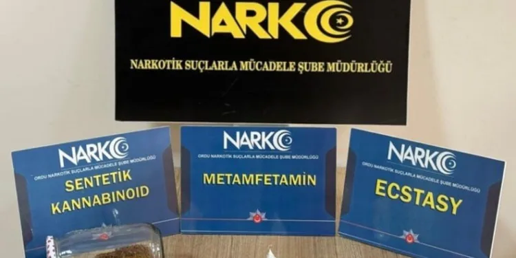 Yolun karşı tarafına geçmek isterken 2 aracın çarptığı adam hayatını kaybetti