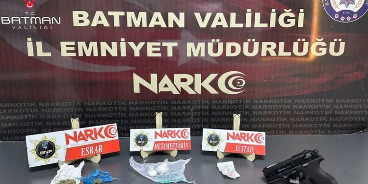 Yolun karşı tarafına geçmek isterken 2 aracın çarptığı adam hayatını kaybetti