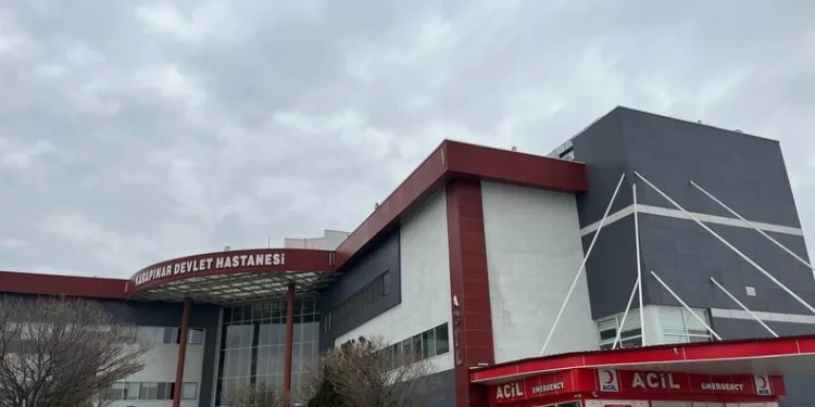Yolun karşı tarafına geçmek isterken 2 aracın çarptığı adam hayatını kaybetti