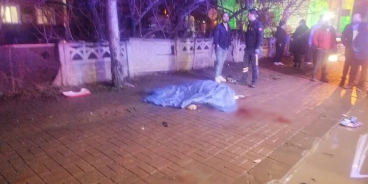 Yolun karşı tarafına geçmek isterken 2 aracın çarptığı adam hayatını kaybetti