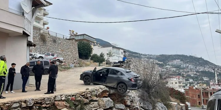 Yolun karşı tarafına geçmek isterken 2 aracın çarptığı adam hayatını kaybetti