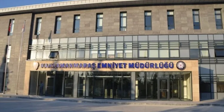 Yolun karşı tarafına geçmek isterken 2 aracın çarptığı adam hayatını kaybetti