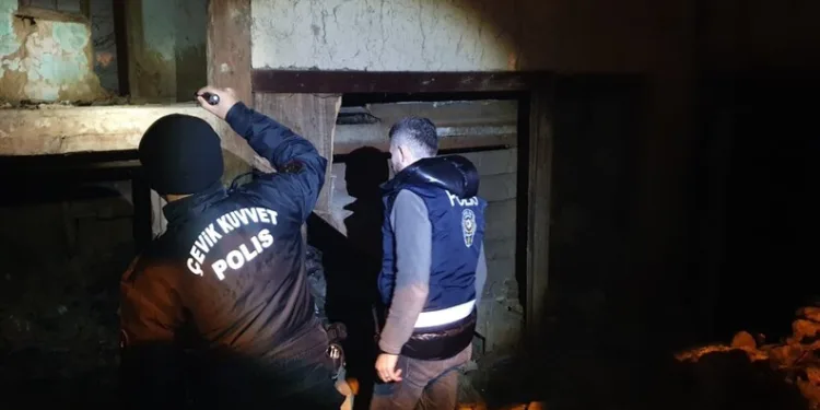 ‘Karşılıksız çek’ firarisi Konak’ta yakalandı