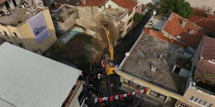 Balkondan düşen kadın hayatını kaybetti