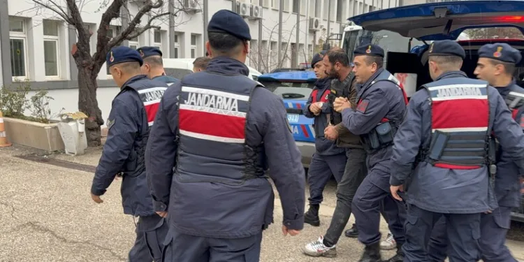 Balkondan düşen kadın hayatını kaybetti