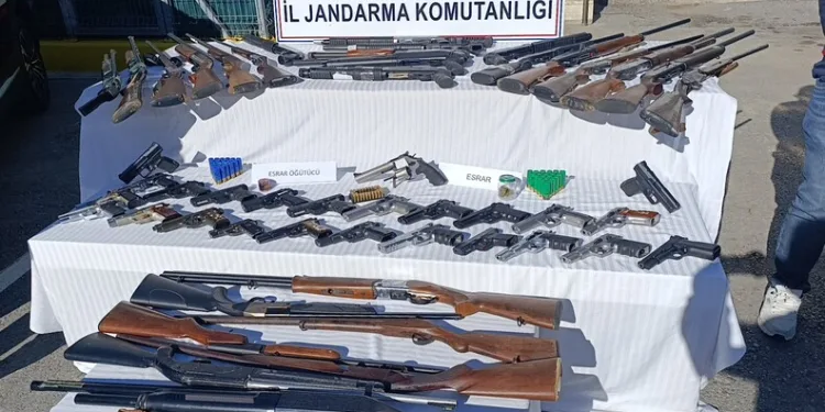 Balkondan düşen kadın hayatını kaybetti