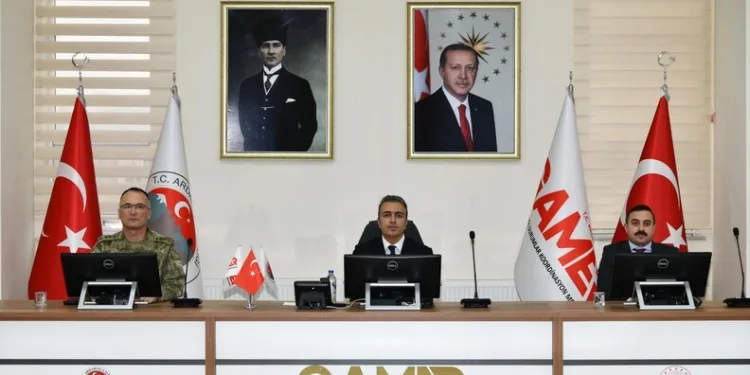 Balkondan düşen kadın hayatını kaybetti