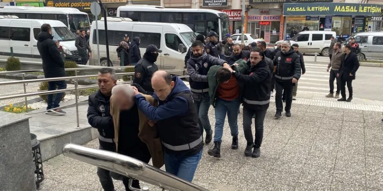 Balkondan düşen kadın hayatını kaybetti