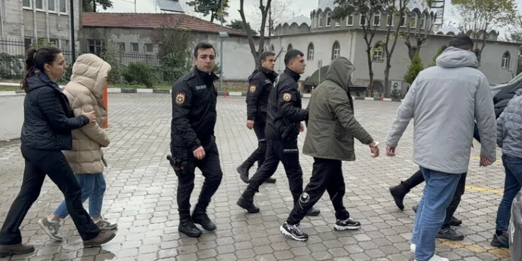 Balkondan düşen kadın hayatını kaybetti