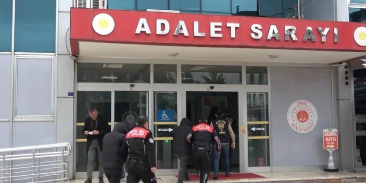 Balkondan düşen kadın hayatını kaybetti