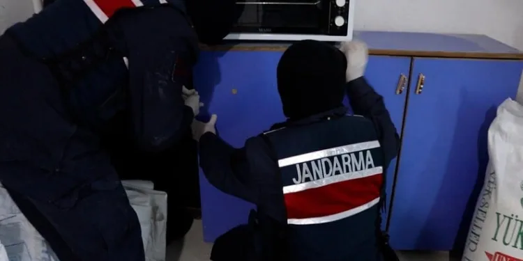 Balkondan düşen kadın hayatını kaybetti
