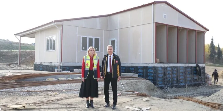 Başkale’de kış sert geçiyor, kar yığınları kamyonlarla ilçe dışına taşınıyor