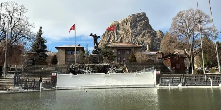 Başkale’de kış sert geçiyor, kar yığınları kamyonlarla ilçe dışına taşınıyor