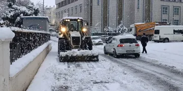 Başkale’de kış sert geçiyor, kar yığınları kamyonlarla ilçe dışına taşınıyor