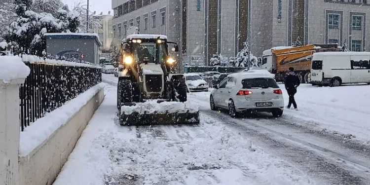Başkale’de kış sert geçiyor, kar yığınları kamyonlarla ilçe dışına taşınıyor