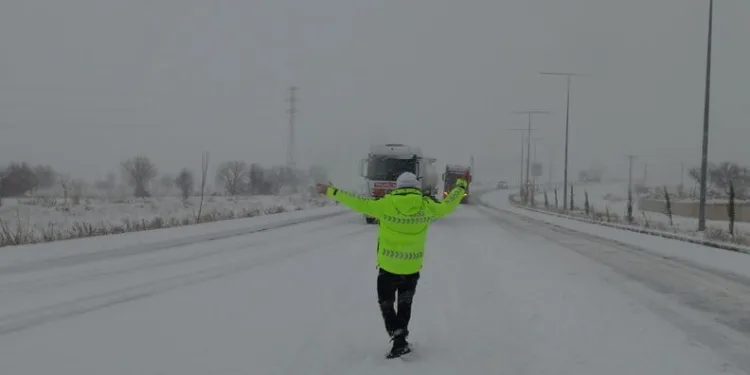 Başkale’de kış sert geçiyor, kar yığınları kamyonlarla ilçe dışına taşınıyor
