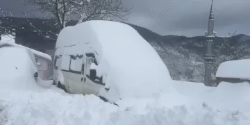 Başkale’de kış sert geçiyor, kar yığınları kamyonlarla ilçe dışına taşınıyor